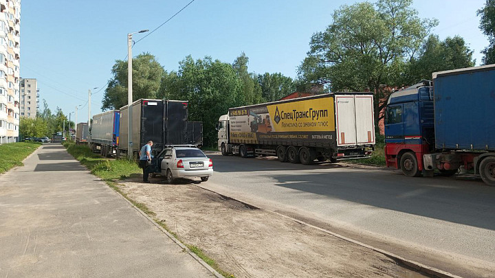 Фуры оккупировали улицу Северную во Владимире