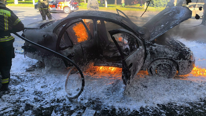 Автомобиль Nissan Almera сгорел на одной из центральных улиц Владимира