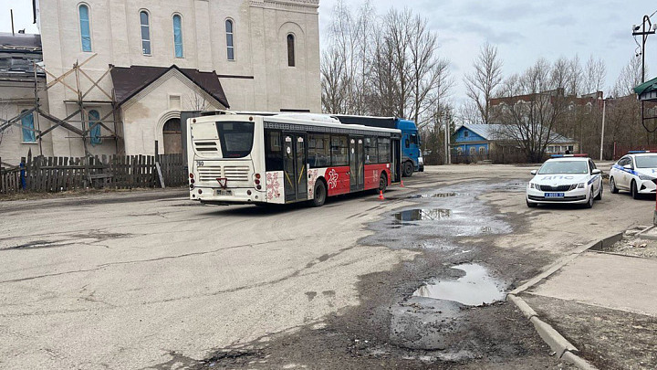 Водитель муниципального автобуса наехал на девушку на конечной остановке