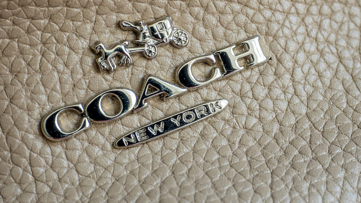 История бренда Coach: от мастерской до иконы доступной роскоши