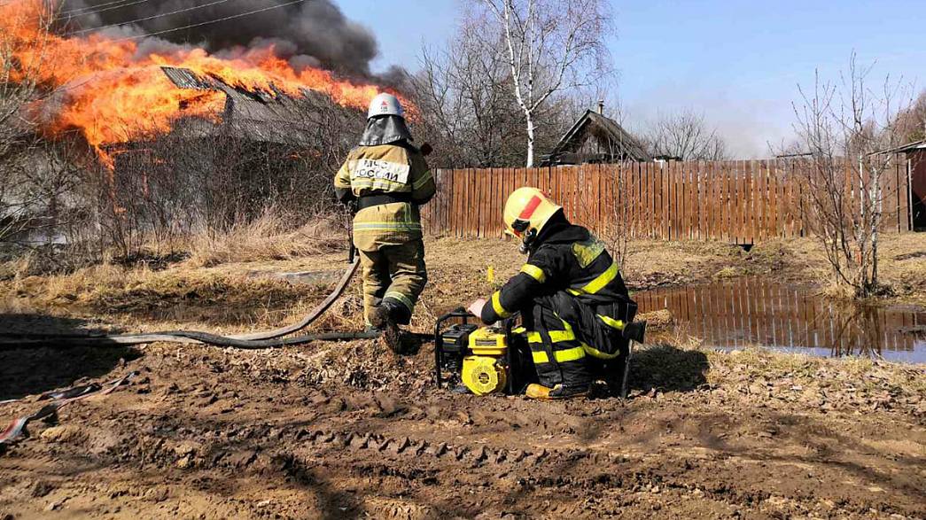 Деревня Першково Гусь-Хрустального района загорелась от пала травы