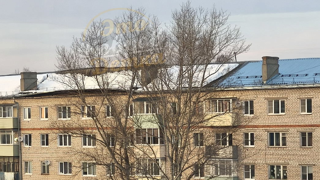 Рядом с отремонтированной частью крыши провалился новый фрагмент кровли