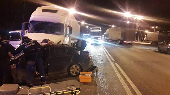 В столкновении с грузовиками погибла пассажирка легкового автомобиля «Шкода Рапид»