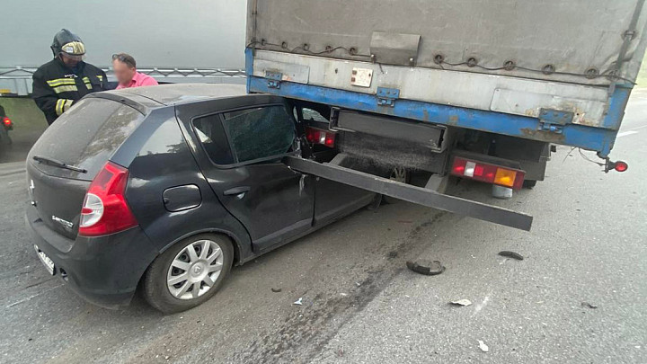 Водитель Renault Sandero чудом остался жив в столкновении с двумя фурами