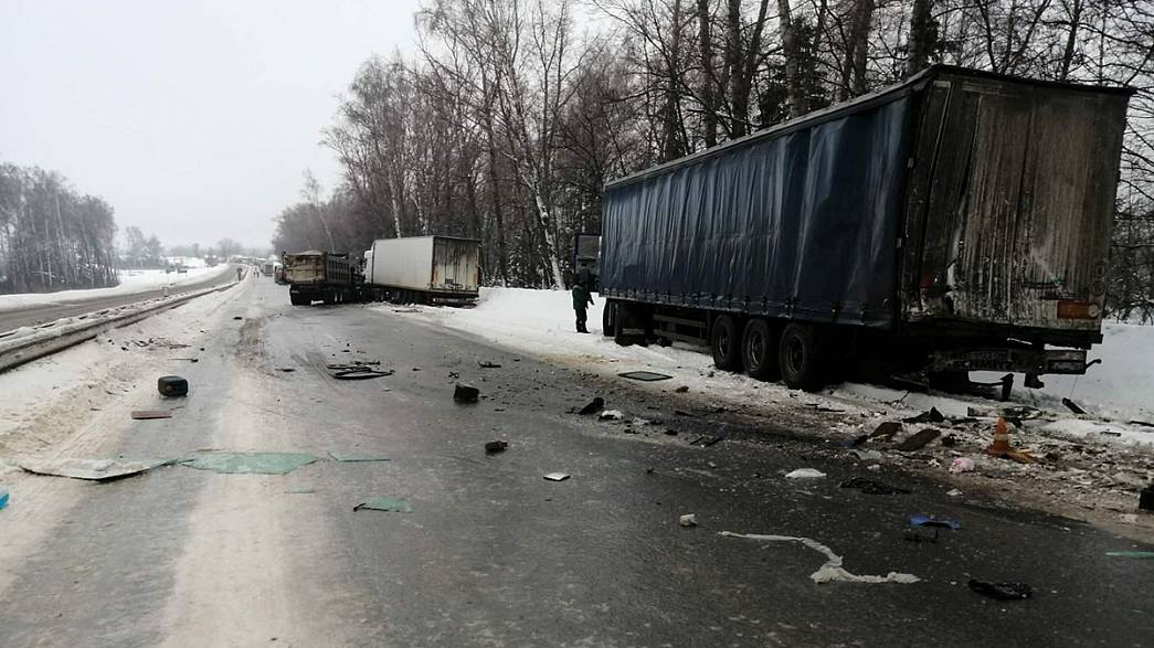 «Великое стояние фур» на М-7 в Вязниковском районе спровоцировали смертельная авария и лёд на дороге
