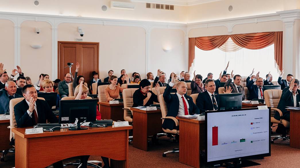 КПРФ требует, чтобы заседания ЗакСобрания были правомочными при присутствии не менее двух третей депутатов. Единороссы этого не допустят