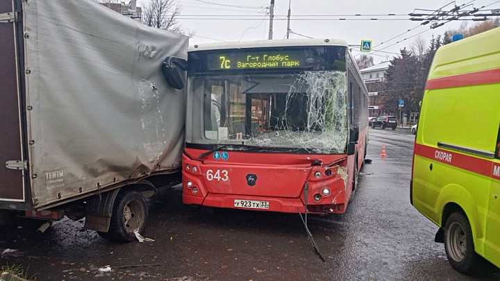 Водитель пассажирского автобуса хотел проскочить на красный. Не получилось