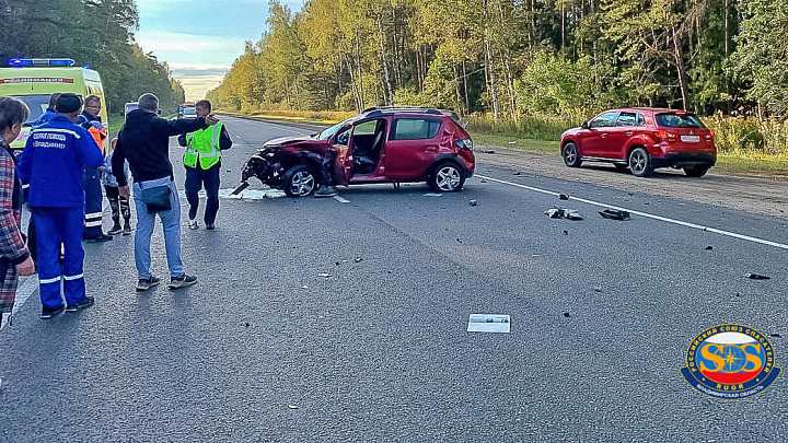 В столкновении двух легковых машин погиб один из водителей, и пострадали дети