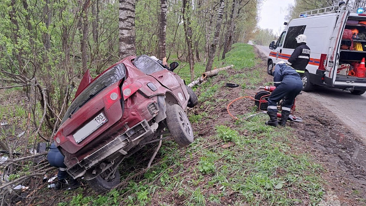 В Собинском районе иномарка на скорости вылетела с дороги