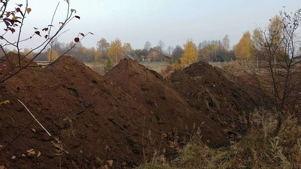 Жители деревни Бараново Владимирской области жалуются, что строители дороги устроили свалку на окраине населенного пункта