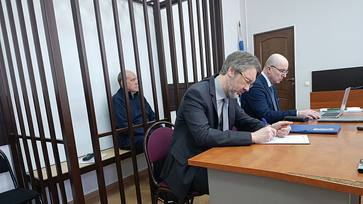 Суд не смог ничего найти в телефоне экс-главы минздрава Янина, потому что не вышло обновить мессенджер