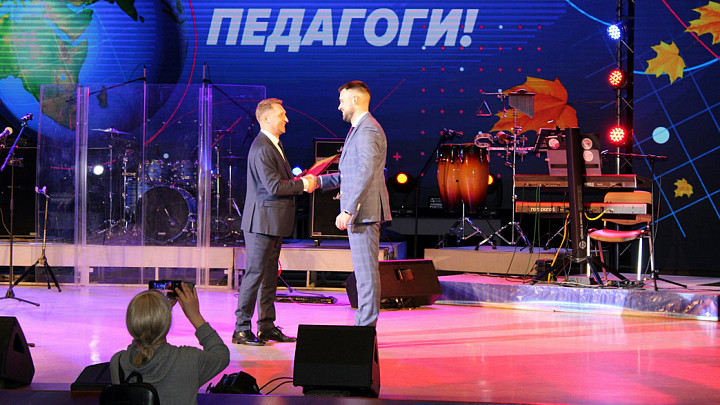 Лучшие педагоги Владимирской области получили награды ко Дню учителя