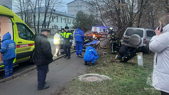 Во Владимире потребовалась помощь МЧС, чтобы извлечь из-под машины пешехода