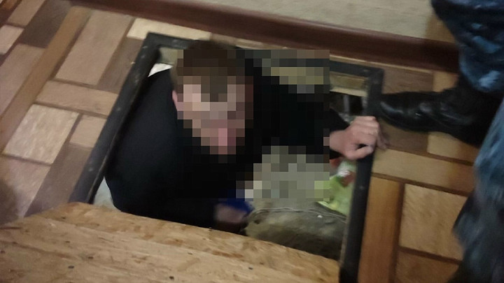 Злостный алиментщик спрятался от приставов в погреб