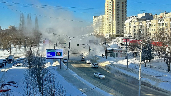 На улице Мира забил горячий коммунальный фонтан
