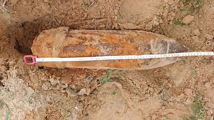 Ржавая железяка за домом оказалась артиллерийским снарядом