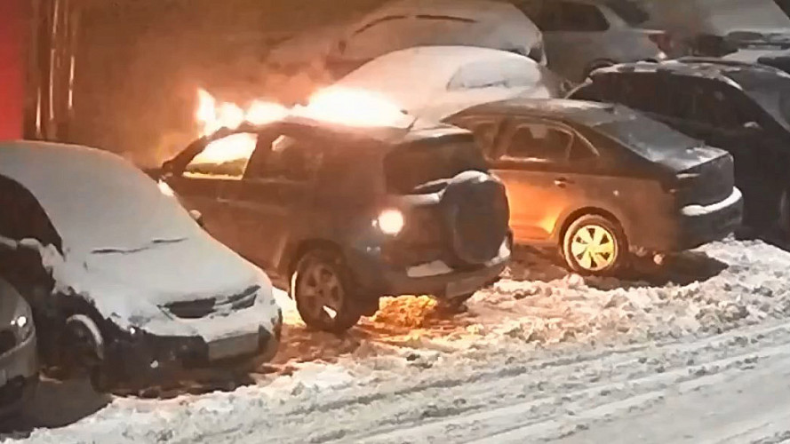 В городе Владимире неустановленный мужчина поджег машину прямо под камерами