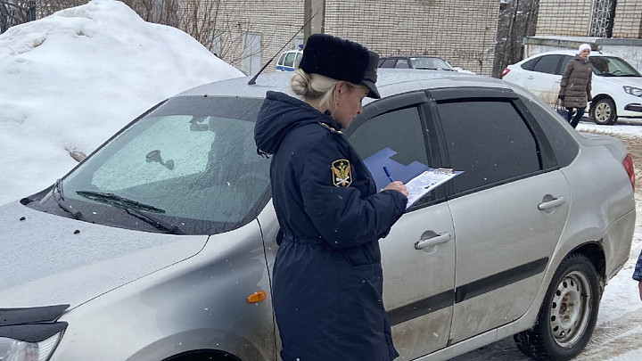 Судебный пристав из Коврова наложила взыскание на собственного отца