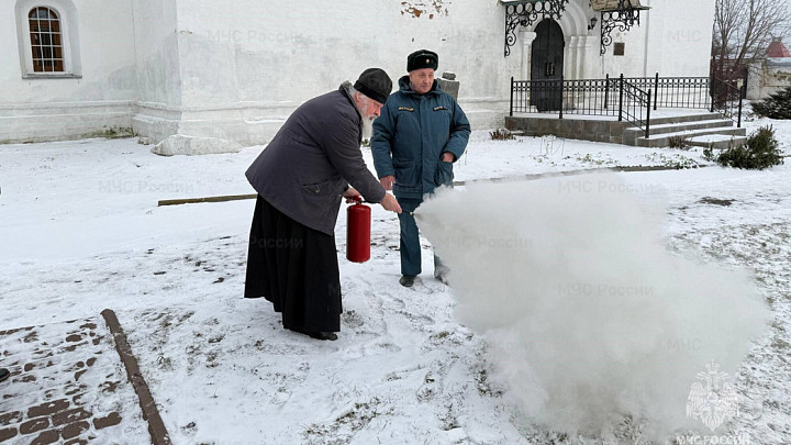 Суздальские монахи взяли в руки огнетушители