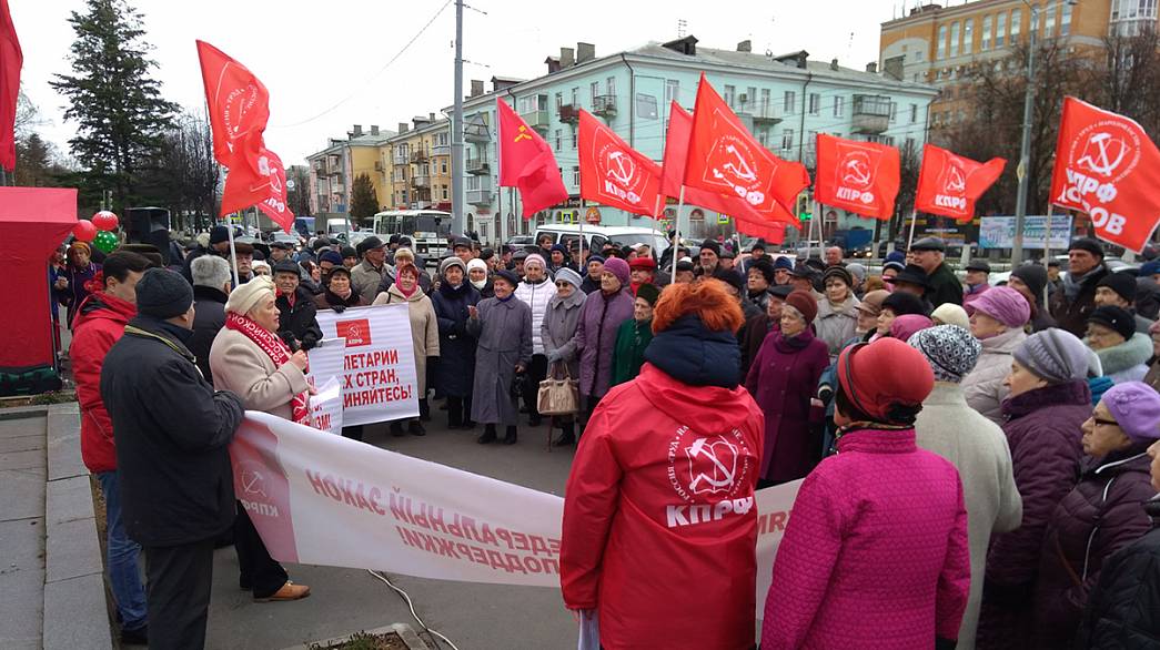 В городе Владимире на площади Ленина в честь годовщины революции прошли митинги двух разных коммунистических партий 