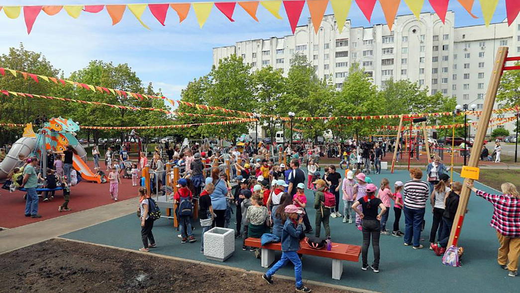 Во Владимире появилась новая детская площадка. Ее открытие превратили в праздник с участием главы региона