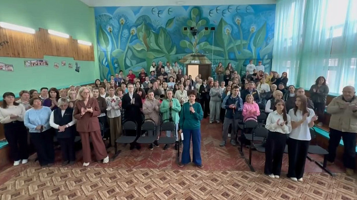 Педагоги и родители учеников встали на защиту уволенного директора школы