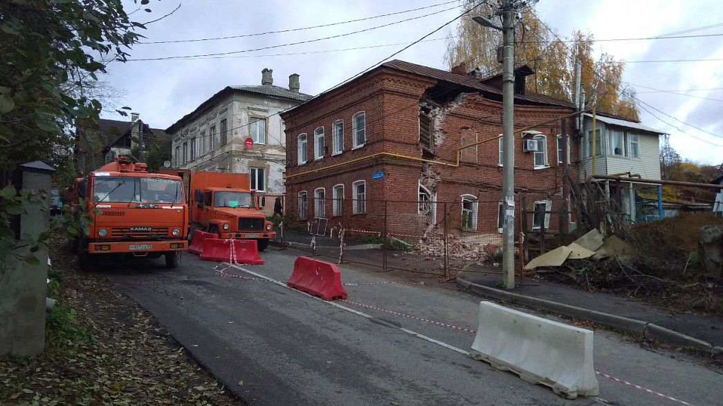 На части улицы Летне-Перевозинской из-за угрозы обрушения дома введено одностороннее движение