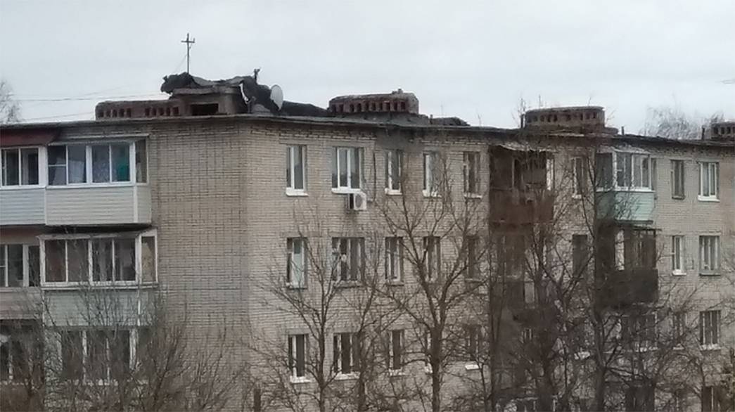 Шквалистый ветер обесточил населенные пункты в 6 районах Владимирской области. В поселке Вольгинский ветром повредило крышу многоэтажки
