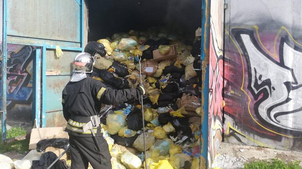 Во Владимире сгорел склад, забитый медицинскими отходами и биоматериалами. Больничный мусор может представлять повышенную опасность из-за COVID-19