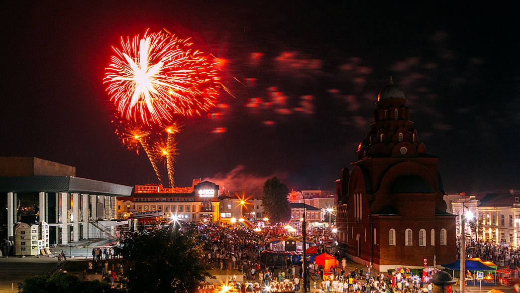 Фейерверк как кульминация стотысячного гуляния на дне рождения города Владимира