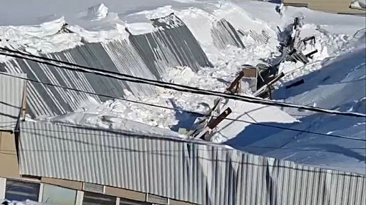 Во Владимирской области под тяжестью снега обрушилась крыша городского рынка