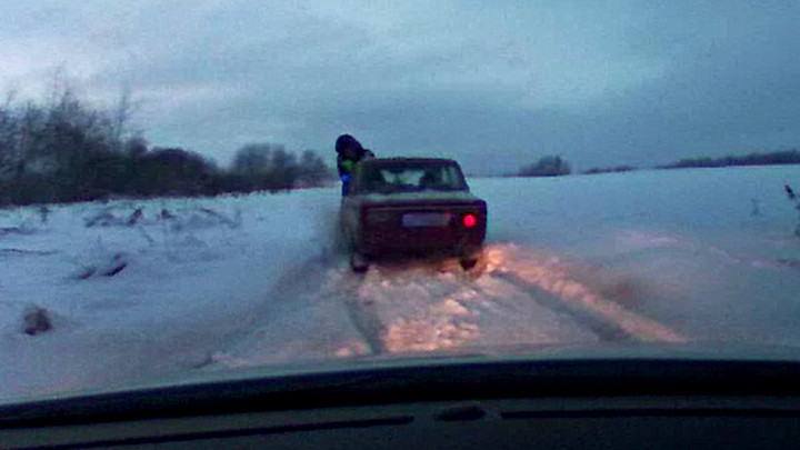 Подросток убегал от погони с полицейским на капоте
