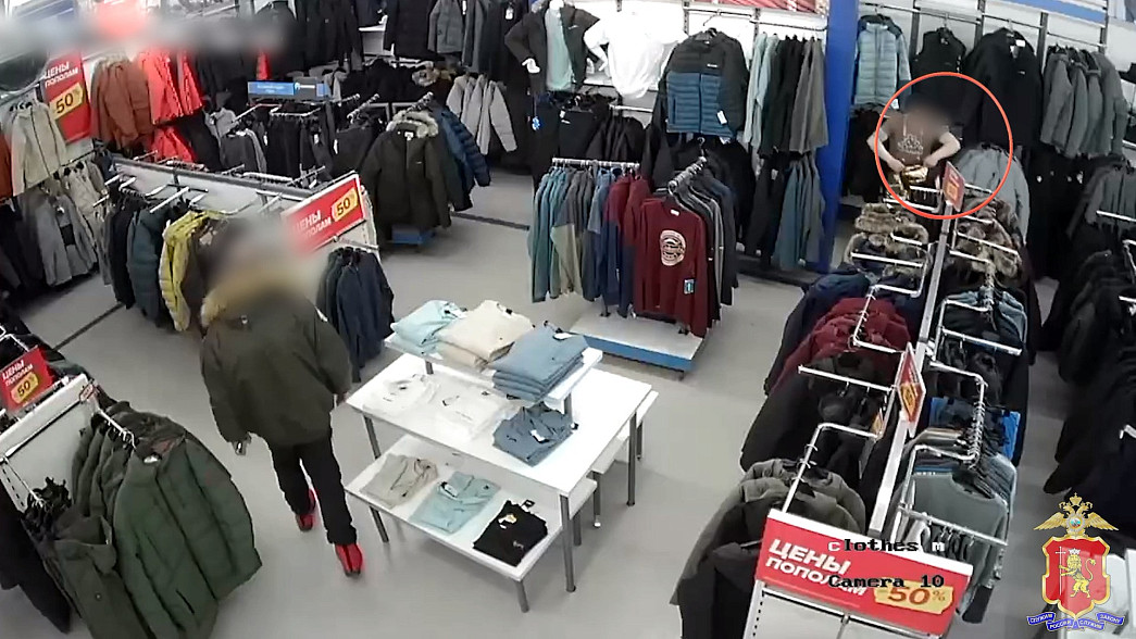Жулик «утеплился» в магазине, надев на себя сразу две куртки, а еще одну прихватил в руках