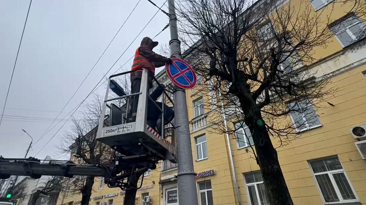 На улице Горького во Владимире устанавливают знаки для запрета стоянки и парковки