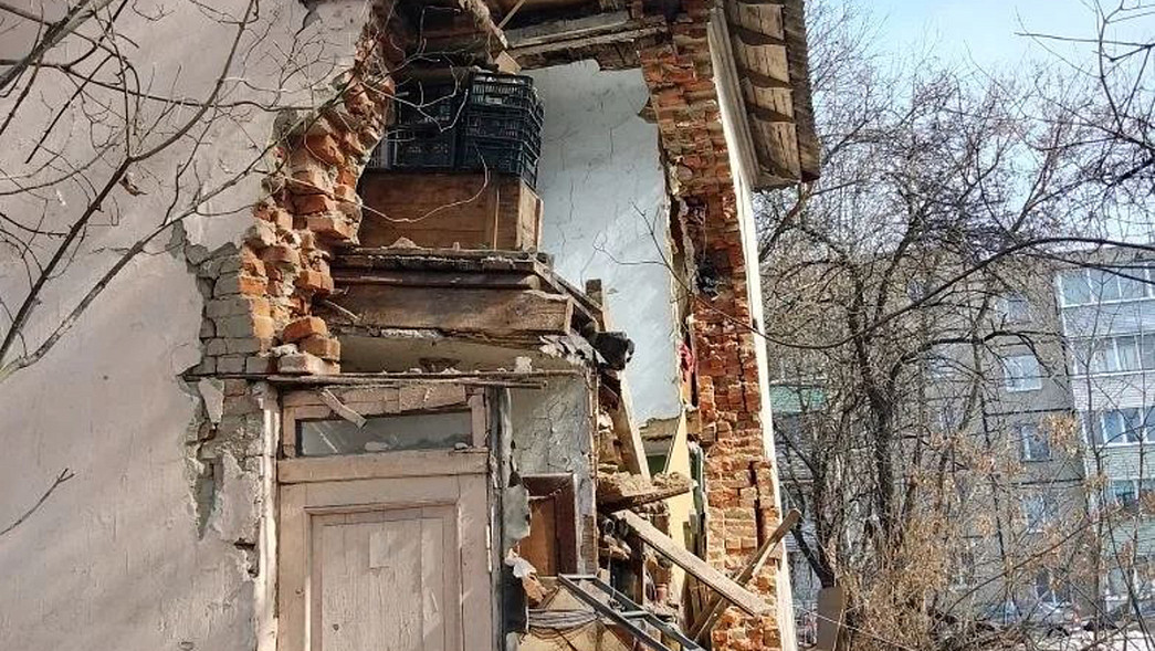 На улице Лакина во Владимире обрушилась стена двухэтажки. Никто не пострадал