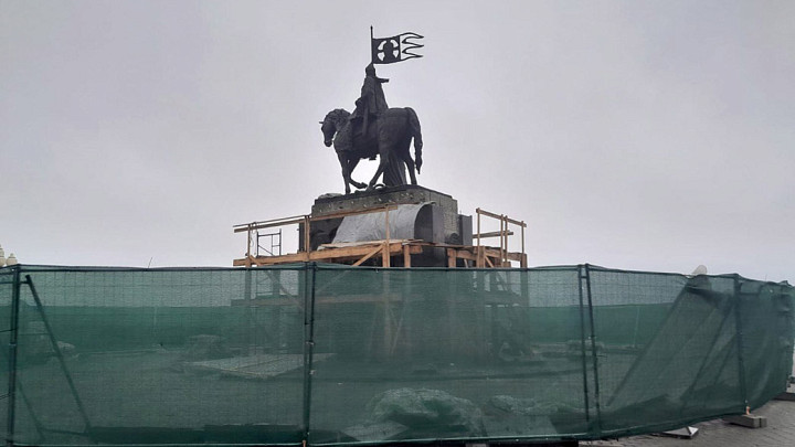 Затянувшийся ремонт конного памятника князю Владимиру привлек внимание прокуратуры
