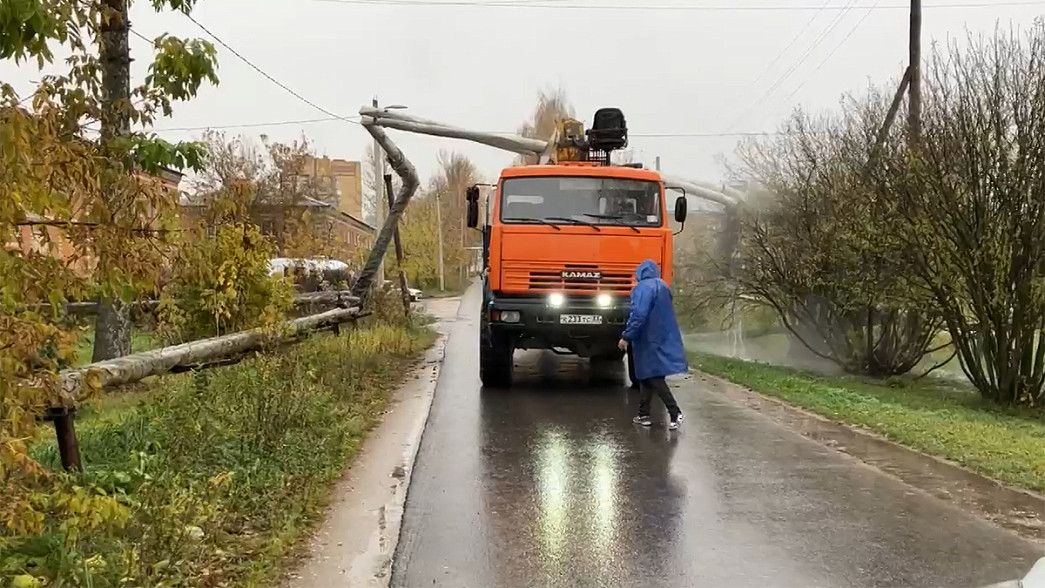 В микрорайоне Энергетик КАМАЗ снес арку теплотрассы, без отопления остались три жилых дома