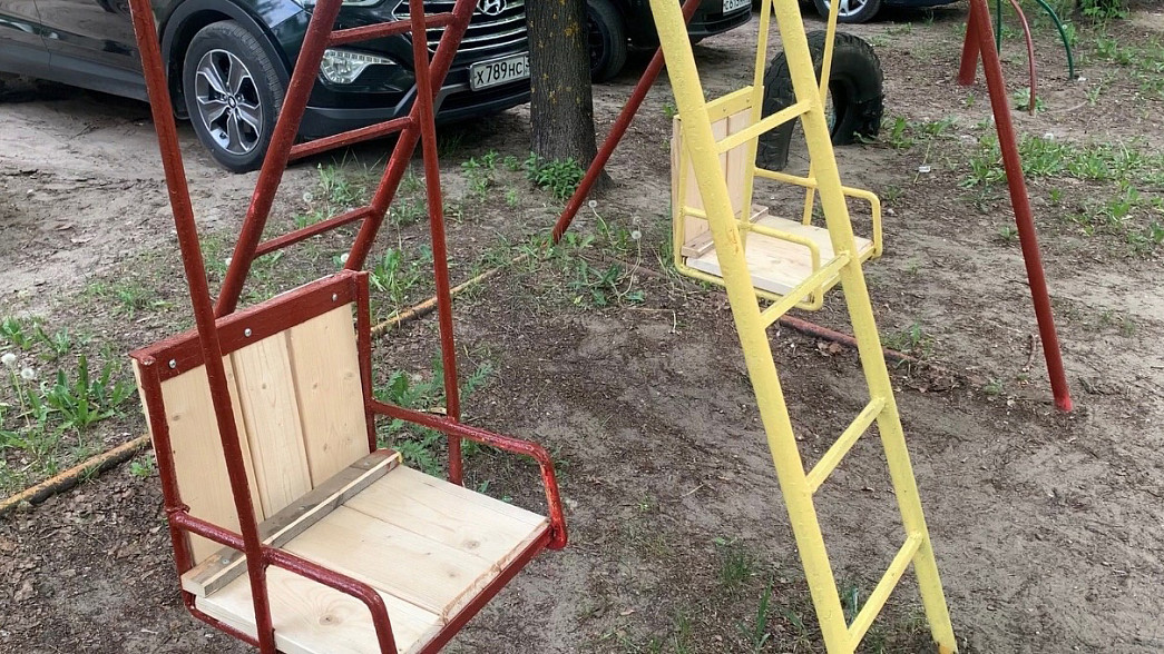 Опасные детские площадки отремонтировали наполовину