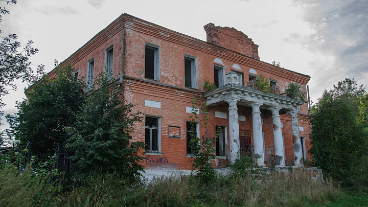Во Мстере продали Дома графа Панина