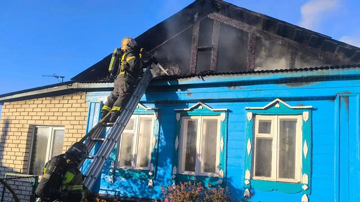 Пожарные не допустили распространение огня в плотной жилой застройке в Добром