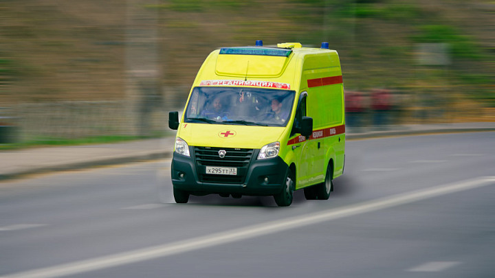 На подъезде к Владимиру мужчина выпрыгнул из автомобиля скорой помощи