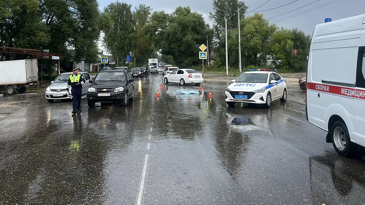 Водитель Chevrolet Niva на полной скорости сбил женщину, переходившую дорогу по переходу