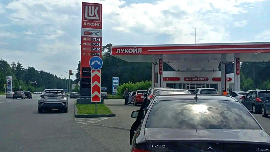 Как владимирские власти измеряют длину очередей за бензином?
