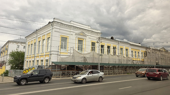 Во Владимире начали открывать обновленный фасад исторического здания школы №1
