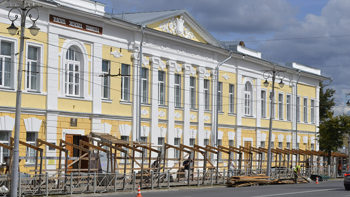 Со школы №1 города Владимире снимают строительные леса и укладывают плитку