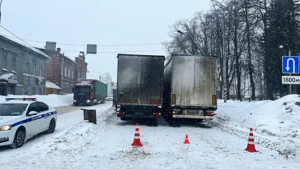 На трассе М-7 в Покрове грузовой КАМАЗ сбил двоих подростков