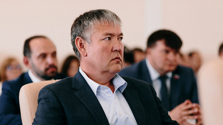 Ситуацию на госкомбинате «Тепличный» будет исправить депутат ЗакСобрания Айтуган Текегалиев