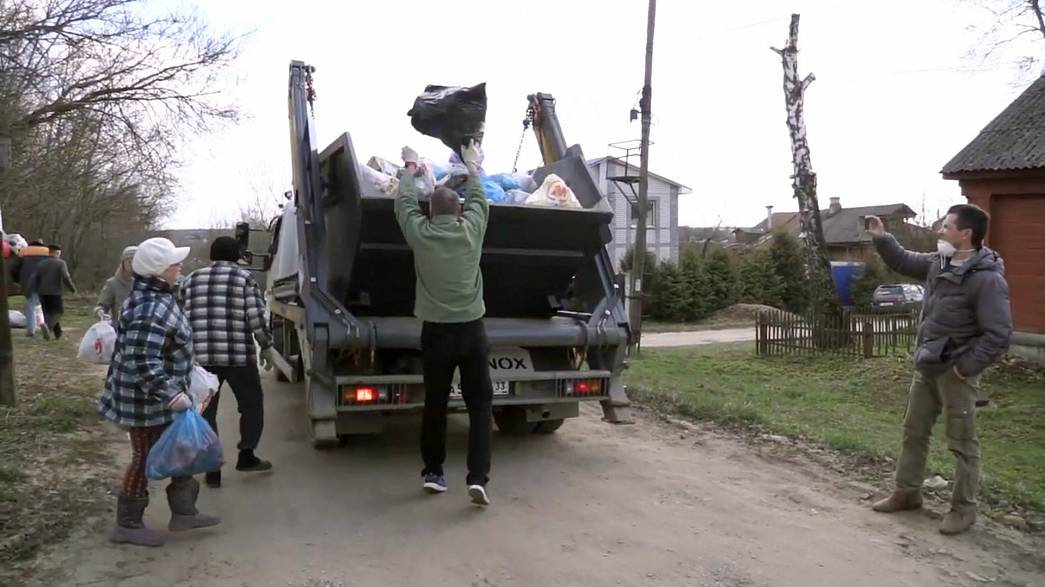 Жители Александрова, у которых перестали вывозить мусор, атаковали мусоровоз