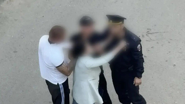 Женщина набросилась на полицейского, защищая своего приятеля