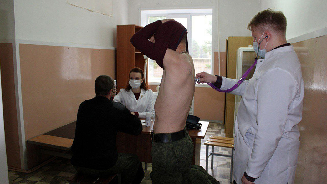 Мобилизованных из Ковровского учебного центра, которые жаловались на массовое простудное заболевание, осмотрели врачи. У одного человека диагностировали пневмонию